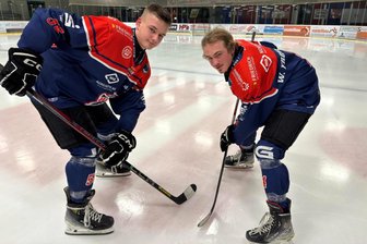 Ready to Playoff: Eishockey-Wölfe aus dem Erzgebirge kämpfen ums Finale – und zwei Brüder fiebern mit - Emil (l.) und Willy Fromberger stürmen seit dieser Saison für die Schönheider Wölfe und stehen am Anfang ihrer sportlichen Laufbahn im Männerbereich.