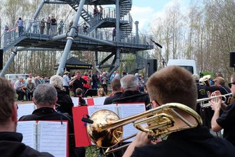 Reaktion auf Wetterprognose: 21. Glückauf-Tour führt in Oelsnitzer Ratssaal - Zum Treffen der Wanderer gehört am Ziel immer auch Blasmusik. Die wird am Sonntag allerdings nicht am Fuße des Glückauf-Turms, sondern im Ratssaal von Oelsnitz erklingen