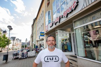 Reaktionen auf Ausweitung der Alkoholverbotszone in Plauen: „Das ist doch alles irre“ - Thomas Götz vom Plauener Sportartikelgeschäft „Fair Play Sport“, das sich an der Bahnhofstraße nahe der künftigen Grenze der Alkoholverbotszone befindet.