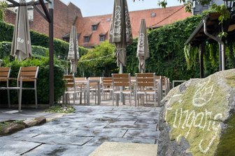 Reaktionen auf Brauhaus-Aus in Zwickau: „Die Preisgestaltung ging gar nicht“ - Die Sonnenschirme werden nicht wieder aufgespannt: Das Brauhaus samt Biergarten bleibt geschlossen.