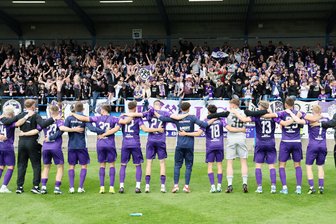 Reaktionen zum historischen FCE-Spiel in Nordirland: „Das zeichnet Wismut Aue aus“ - Der FC Erzgebirge Aue feiert mit den mitgereisten Fans.