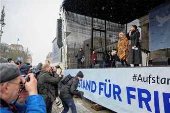 Reaktionen zum Manifest-Bekenntnis: Plauener SPD-Chef keilt gegen Ex-Intendanten - Alice Schwarzer, Frauenrechtlerin, und Sahra Wagenknecht (Die Linke), Politikerin, sprechen bei der Demonstration für Verhandlungen mit Russland am Brandenburger Tor. Dort hatten sich am Wochenende mehrere Tausend Menschen zu einer Kundgebung für Verhandlungen mit Russland im Ukraine-Krieg versammelt.