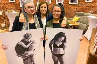„Real Beauty“: Für eine Fotografin aus dem Vogtland haben Mütter aus ganz Sachsen die Hüllen fallen lassen - Fotografin Anja Eilenberg und zwei ihrer Models - Julia Gotschlich (links) und Josephine Rennwanz.