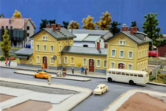 Realität und Nachbau in Lichtenstein im Vergleich - Der Bahnhof Lichtenstein auf der Modellbahnanlage.