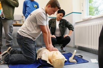 Reanimation: Klinikum-Team bereitet Zschopauer Schüler auf den Ernstfall vor - 