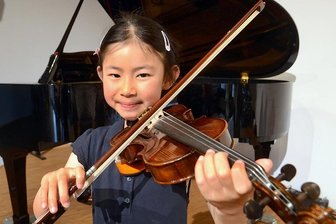 Rebecca hat den Bogen beim Geigenspielen raus - Hao Rebecca Li übt vier leichte Stücke von Edward Elgar für das Benefizkonzert zugunsten der Ukraine diesen Sonntag in Rothenkirchen ein. Auf dem Sonntagskonzert am 26. Juni in Rodewisch spielt sie Vivaldi.