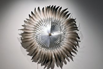 Rebecca Horn mal nicht mit „Universe in a Pearl“: Ausstellung in Glauchau zeigt von ihr inspirierte Arbeiten - Von Rebecca Horns kinetischer Skulptur „Silver Crane“ haben sich Künstler inspirieren lassen. Die Arbeiten sind jetzt in der Galerie Art Gluchowe zu sehen.