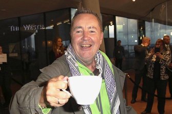 Rebell der Klassik: Nigel Kennedy zum 65. Geburtstag - Hoch die Tassen: Nigel Kennedy bei der Verleihung des Deutschen Radiopreises 2017 in der Elbphilharmonie. 