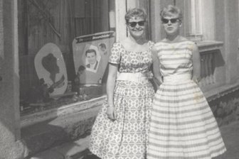 Rebellen mit Schmalzlocke: Wer wild tanzte, flog aus dem Saal - So gingen sie Anfang der 1950er-Jahre zum Tanz: Inge Ullmann (r.) und ihre Freundin Ursula Hübner in Kleidern über einem Petticoat. Das Foto entstand in Lauter vor dem Friseurgeschäft am Markt, das Inges Vater damals führte.