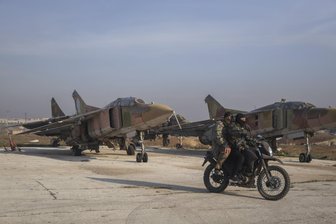 Rebellenoffensive in Syrien ist neuer Rückschlag für Teheran - Syrische Oppositionskämpfer haben den Militärflughafen der Armee Al-Nayrab in Aleppo unter ihre Kontrolle gebracht.