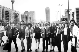 Rebellion mit Jungfrau-Attest - Junge Leute haben Spaß auf der Karl-Marx-Allee anlässlich der 10. Weltfestspiele in Ost-Berlin 1973. Hiertreffen sich im Roman „Blutsbande.Blutschande“ auch Elke und Frank.