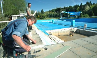 Rebesgrüner Bad wird neu verkleidet - 
              <p class="artikelinhalt">Im Waldsportbad Rebesgrün wird derzeit die neue Beckenverkleidung angebracht - die alte hatte 20 Jahre auf dem Buckel. Im Bild Thomas Knoll (vorn) und Jan Tiepmar beim Befestigen des Materials. </p>
            