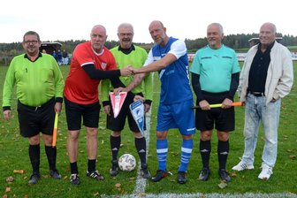 Rebesgrüner Fußballern gelingt gegen die Traditionsmannschaft des FSV Zwickau fast eine kleine Sensation - Udo Tautenhahn (Zwickau, Zweiter v.l.) und SV-Kapitän Henry Holzmüller übergeben sich hier die Wimpel zur Spieleröffnung in Rebesgrün. FSV-Legende Roland Stemmler (ganz rechts) kam für den Ehrenanstoß mit aufs Feld.
