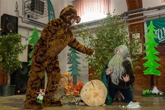 Rebesgrüner Heimatverein macht wieder Theater - Die Aufführung des Märchenstücks „Schneeweißchen und Rosenrot“ von Mitgliedern des Heimatvereins in der Turnhalle bildete diesmal das Herzstück der Kirmes in Rebesgrün.