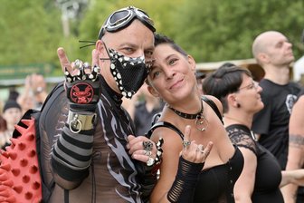 Reborn Festival in Zwickau ist gestartet: Was erwartet die Besucher? - Rico und Imke Richter gehörten am Freitag zu den ersten Gästen des Reborn Festivals.