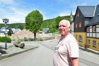 Rechenberg-Bienenmühle: Ein Trümmerhaufen als letzte Spur des historischen Erbgerichts - Anwohner Eckhard Storch kritisiert den Zustand auf dem Grundstück des ehemaligen Erbgerichts in Rechenberg. „Wir sind gespannt, wann diese Schutthalde endlich verschwindet", sagt er.