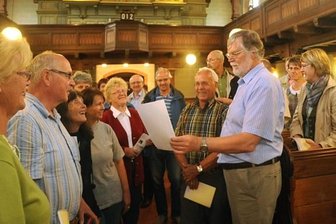 Rechenberg-Bienenmühle: Gäste bestaunen Kirche nach umfangreicher Sanierung - Norbert Wernke, Mitglied im Kirchenvorstand Rechenberg-Bienenmühle (rechts), führte durch die sanierte Kirche.