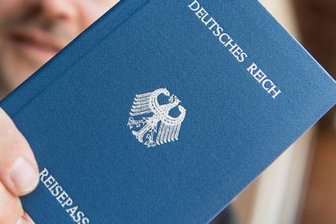 Rechenberg-Bienenmühle: Mutmaßlicher Reichsbürger übergibt "Entnazifizierungspapiere" - 