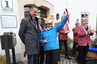 Rechenberg-Bienenmühle: Narren wollen dem Bürgermeister an die Krawatte - Michael Funke (links) ist als Bürgermeister von Rechenberg-Bienenmühle bereits am 11.11. vorigen Jahres die Krawatte gekürzt worden. Auch am Montag wollen ihm die Narren wieder den Schlips abschneiden.