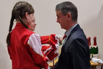 Rechenberg-Bienenmühle: Warum Bürgermeister Funke vor kleinen Närrinnen kniet - Zum Faschingsauftakt kürzten am Montagabend in Rechenberg die kleinsten Narren Michael Funke die Krawatte.