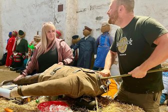 Rechenberg-Bienenmühle: Wo die Lieblingskleidung aus der Vergangenheit wieder zum Tragen kommt - Der Jäger ist fast fertig. Nancy Rosenblatt und Michael Blaas versorgen ihn noch mit einem Rückgrat.