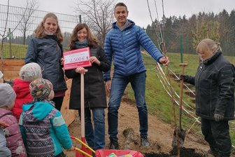 Rechenberg: Eltern und Kinder helfen bei Insektenterrasse mit - Planerin Silke Kaden (von rechts), Bürgermeister Michael Funke, Carry Göhler von der Sparkasse und Celine Böhme, Leiterin der Kita Rechenberg-Bienenmühle, mit Kindern auf der Baustelle. Von der Spende wurden Pflanzen gekauft.