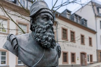 Rechentalente aus Bayern, Sachsen, Thüringen und Tschechien wollen im Erzgebirge ihre Rechenmeister ermitteln - Die Adam-Ries-Büste in Annaberg-Buchholz: Der Wettbewerb wurde nach dem berühmten Rechenmeister aus dem Erzgebirge benannt.
