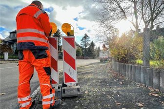 Rechnung für Schäden durch US-Fahrzeuge in Frankenberg noch offen - Die von US-Militärs im November 2022 umgefahrene Straßenlaterne an der Badstraße wurde bis jetzt noch nicht erneuert. 