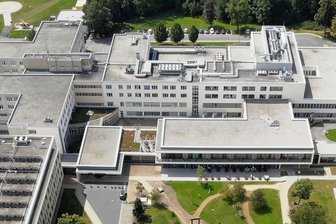 Rechnungshof rügt Zwickauer Krankenhaus wegen Planungsmängeln - Das Haus 6 samt vorgelagertem Flachbau (Bildmitte, links grenzt das Haus 4 an) stellt das Herzstück des Heinrich-Braun-Klinikums dar und ist seit 2018 in Betrieb. Das HBK wehrt sich gegen die Darstellung, bei der Planung sei es zu zahlreichen Unzulänglichkeiten gekommen.