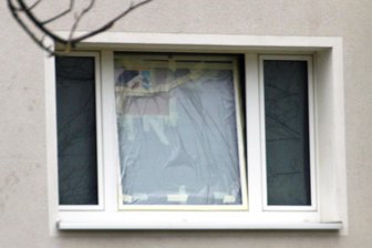 Rechte Gewalt in Mittelsachsen: Weniger Angriffe – und trotzdem keine Entwarnung - Tatort Freiberg: Durch das Fenster flog am Samstag vor Weihnachten ein Pflasterstein mit Hakenkreuz – einer der rechten Angriffe, die der RAA Sachsen 2025 dokumentiert hat.