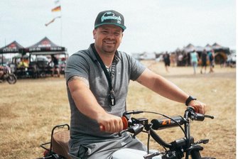 Rechte Parolen auf Simsontreffen: Baden Veranstalter von Ost-Festivals ein gesellschaftliches Problem aus? - In keinem anderen Ort der Welt gibt es ein Simsontreffen, das größter ist als das in Zwickau. Dominic Würfel hat es vor mehr als 20 Jahren gegründet.