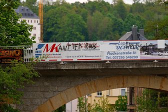 Rechte Schmierereien an Brücke in Lichtenstein: Bahnverantwortliche üben ihrerseits Kritik - Die beschmierten Werbetafeln an der Lichtensteiner Bahnbrücke wurden teilweise überklebt.