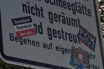 Rechte Schmierereien in Werdau: Wie wird reagiert? - „Deutschland, Deutschland über alles“ in Reichsfarben auf einem Schild der Stadt Werdau am Eingang zum „Massi Park“.