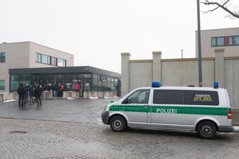 Rechte Terrorgruppe «Freital»: Lange Haftstrafen - Polizeifahrzeug und Journalisten stehen vor der Justizvollzugsanstalt Dresden. In dem Hochsicherheitsgebäude findet der Prozess gegen die acht Angeklagten der rechtsextremen «Gruppe Freital» statt.