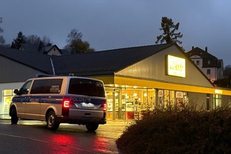 Rechte verprügeln Punker in Mittelsachsen: „Dann holte er eine Pistole aus dem Rucksack“ - Symbolbild: Ein Polizeiwagen vor einem Netto-Markt.