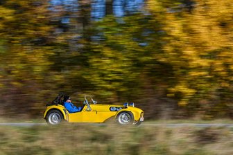 Rechts lenken, links überholen: Wie fährt sich der Caterham Super 7? - Knallgelber Exot auf den Straßen des Erzgebirges: Kai Haberkorn mit seinem Caterham Super 7.