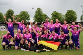 Rechtsanwalt aus Mittelsachsen wird mit dem FC Bundestag Fußball-Europameister - Philipp Hartewig (h. r.) wurde mit dem FC Bundestag Fußball-Europameister der Parlamentarier.