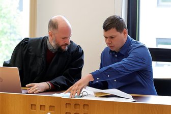 Rechtsaußen-Stadtrat in Chemnitz nach Drohung bei Kulturhauptstadt-Veranstaltung vor Gericht - Rechtsaktivist Robert Andres (rechts) mit seinem Anwalt Martin Kohlmann, dem Gründer der extrem rechten Vereinigungen Pro Chemnitz und Freie Sachsen, auf der Anklagebank des Amtsgerichts Chemnitz.