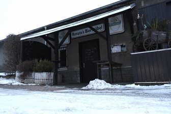 Rechtsextreme Kleinstpartei öffnet neuen „Bürgertreff“ im Erzgebirge – Polizei rückt an - In dem früheren Getränkeausschank „Renates Bierstübel“ gab es jetzt einen Polizeieinsatz.