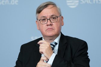 Rechtsextreme melden Demos in Plauen an: "Missbrauch" des Einheitsfeiertages - Dresden im Oktober 2021: Dirk-Martin Christian, Präsident des Landesamtes für Verfassungsschutz Sachsen, bei einer Pressekonferenz in der Sächsischen Staatskanzlei.