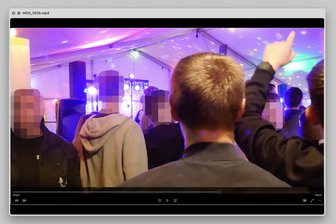 Rechtsextreme Parolen zu „L‘Amour Toujours“: War das Gegröle in Berthelsdorf, Topfseifersdorf und Geringswalde strafbar? - Auch vom Festzelt in Topfseifersdorf waren am 25. Mai 2024, das belegte ein Video, rechtsextreme Gesänge zu hören.