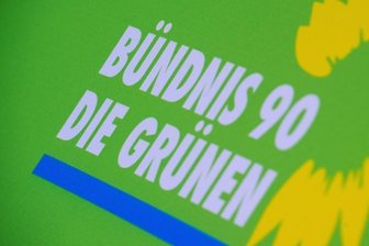 Das Logo von Bündnis 90/Die Grünen steht auf einem Aufsteller der Partei.