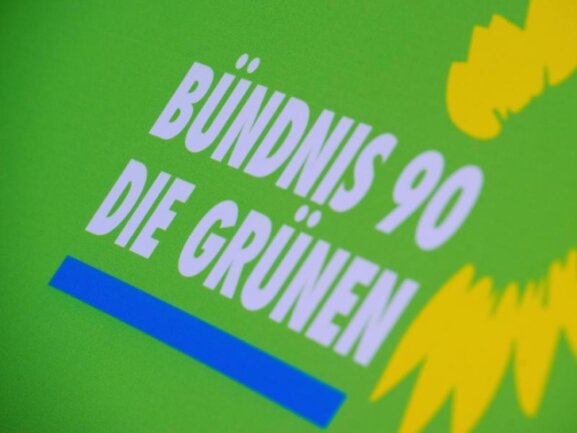            Das Logo von Bündnis 90/Die Grünen steht auf einem Aufsteller der Partei.