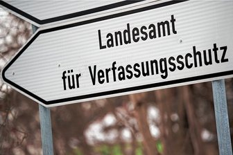 Rechtsextreme Strukturen: Kleinpartei "Freie Sachsen" gründet Kreisverband Mittelsachsen - Das Landesamt für Verfassungsschutz beobachtet die Kleinstpartei "Freie Sachsen". Foto: Arno Burgi/dpa-Bildfunk