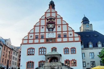 Rechtsextreme zünden Pyrotechnik an Altem Rathaus - Das Alte Rathaus in Plauen: Auf den Treppen vor dem Standesamt haben Unbekannte am Pfingstmontag Rauchkörper entzündet.