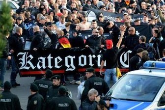 Rechtsextremes Konzert in Hainichen - Kurz vor Krawallen in Köln 2014 schrieb die rechte Band "Kategorie C" das Lied "Hooligans gegen Salafisten". 