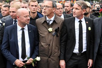 Rechtsextremismus in der AfD: Was die Einstufung durch den Verfassungsschutz bedeutet - Der „Trauermarsch“ von Chemnitz 2018 gilt als Schlüsselmoment, in dem die AfD den Schulterschluss mit der extremen Rechten suchte. Arm in Arm demonstrierte AfD-Sachsen-Chef Jörg Urban (M.) schon damals mit dem Neonazi Andreas Kalbitz (l.), und dem Thüringer AfD-Landeschef Björn Höcke.