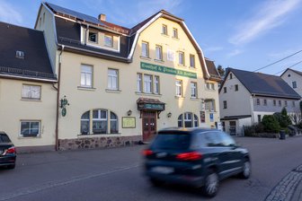 Rechtsextremismus in Mittelsachsen: So besetzen „Freie Sachsen“ und Junge Nationalisten den ländlichen Raum - Konspirativer Tagungsort: Während die Jungen Nationalisten den Ort ihres Bundeskongresses auf Telegram vage mit „in Sachsen“ angaben, legen Fotos der Inneneinrichtung nahe, dass das Treffen in der Pension „Elli Krößner“ in Hartmannsdorf stattfand. Das Objekt ist den Sicherheitsbehörden bereits als regelmäßiger Treffpunkt für Veranstaltungen der rechtsextremen Szene bekannt.