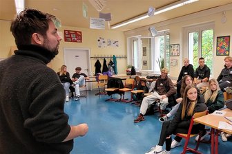 Rechtsextremismus-Prävention in Oelsnitz: Ex-GZSZ-Schauspieler sensibilisiert Schüler aus Oelsnitz für Rassismus - Björn Harras wuchs in Erfurt auf und bezeichnet sich als Kind der „Baseballschlägerjahre“. Nun war er für ein Präventionsprojekt in Oelsnitz.