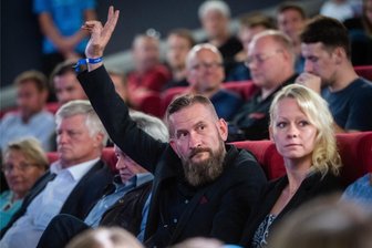 Rechtsextremist Arthur Österle vertritt künftig das mittlere Erzgebirge im Landtag: Wer ist der Mann und was will er? - Arthur Österle bei einem Podiumsgespräch in Chemnitz.